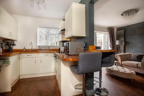 Bracknell House | Family-Friendly Three Bedroom House with Hot Tub in Bracknell