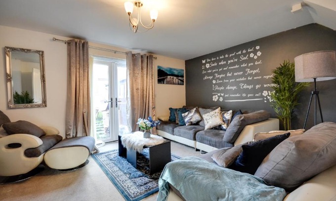 Runcorn House | Family-Friendly Three Bedroom House by the Lake in Runcorn