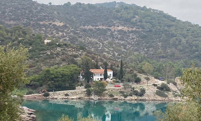 Poros House | Beachfront Three-Bedroom House with Ocean View