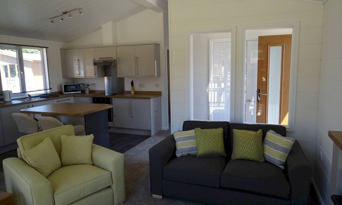 King's Lynn House | Spacious Three Bedroom Lodge with Kitchen & Pet-Friendly Perks