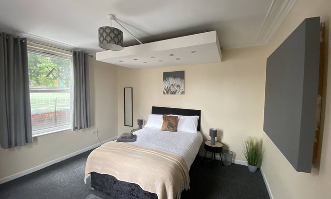 Nottingham House | Modern Three Bedroom Apartment Near City Centre