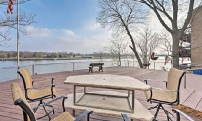 Rockford House | Beautiful Riverfront Retreat: 3-Bedroom Sleeps 10