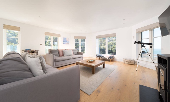 Lynmouth Apartment | Three bedroom pet friendly holiday apartment sleeping 6 in Lynmouth, boasting stunning sea views