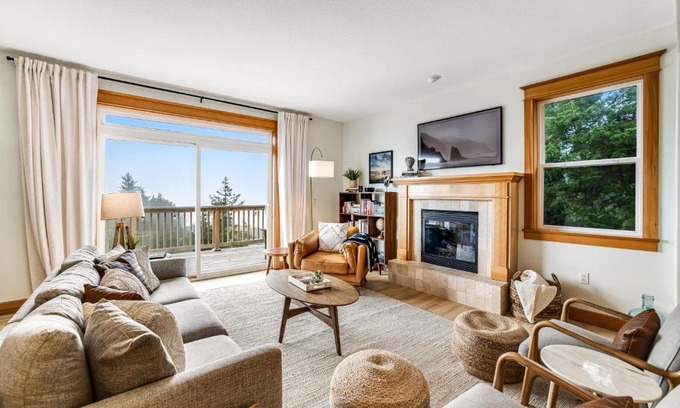 Oceanside House | Pet-Friendly Three Capes Bungalow with 9.3/10 Rating