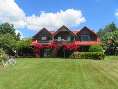 Whakamarama House | Discover Three Gables B&B: Oceanfront Retreat with Hot Tub