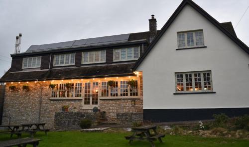 Barry Hotel | Pet-Friendly Retreat at Three Horseshoes Country Inn