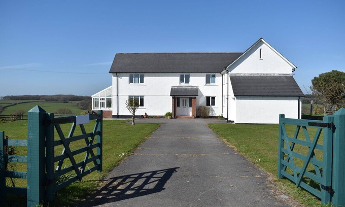 Winkleigh House | Three Moors View: Family-Friendly Retreat in West Devon
