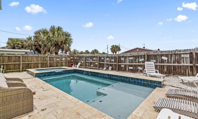 Seabreeze Park House | Beachfront Retreat at Three Oars Bungalow - Pet Friendly