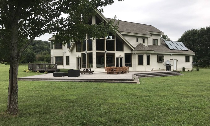 Roseland Cabin | Inviting Three Ridges Haven near Devils Backbone Brewing