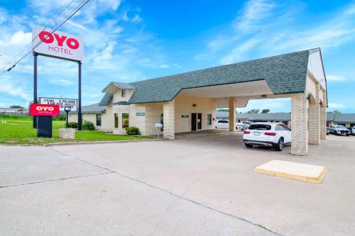 Three Rivers Hotel | Pet-Friendly Haven at OYO Hotel Three Rivers, TX