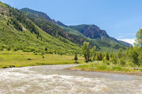 Carbondale House | Family-Friendly Retreat at Three Sisters Peak Cabin