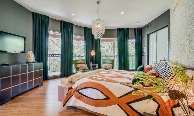 Cliff Over Lake Austin House | Modern Three Story Retreat in Central Austin with Breakfast