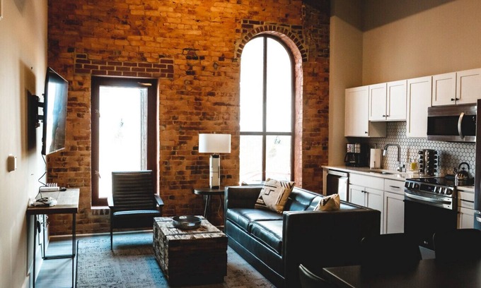Jonesville Apartment | Exceptional Three Trails Unit 4 Townhouse with Breakfast