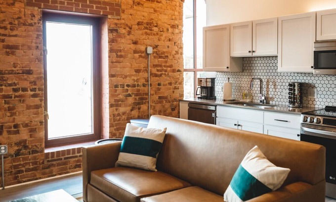 Jonesville House | Experience Three Trails Unit 5: Family-Friendly Wine Country