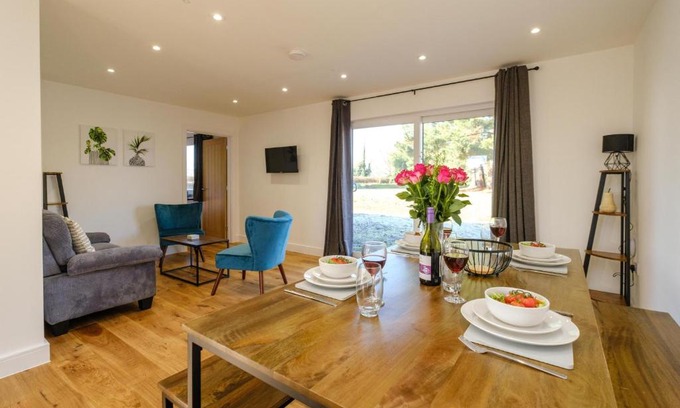 Pettistree House | Pet-Friendly Haven at Three Tuns - Garden Suite 3