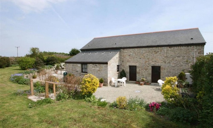Penryn Cottage | Thumbelina: Scenic Retreat with Pet-Friendly Amenities