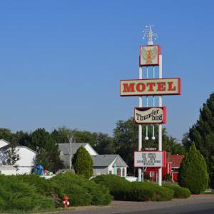 Mountain Home Hotel | Budget-Friendly Stay at Thunder Bird Motel for Families