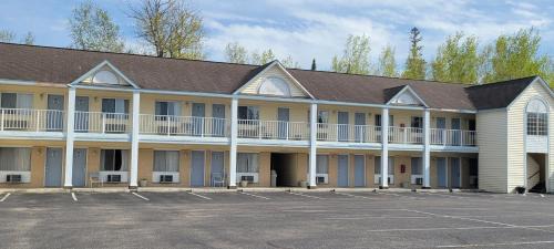 Mackinaw City Hotel | Pet-Friendly Thunderbird Inn: Oceanfront Escape Awaits