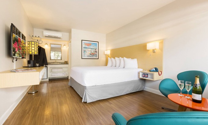 Yamacraw Village Hotel | Elegant Thunderbird Inn: Eco-Friendly Stay with Breakfast