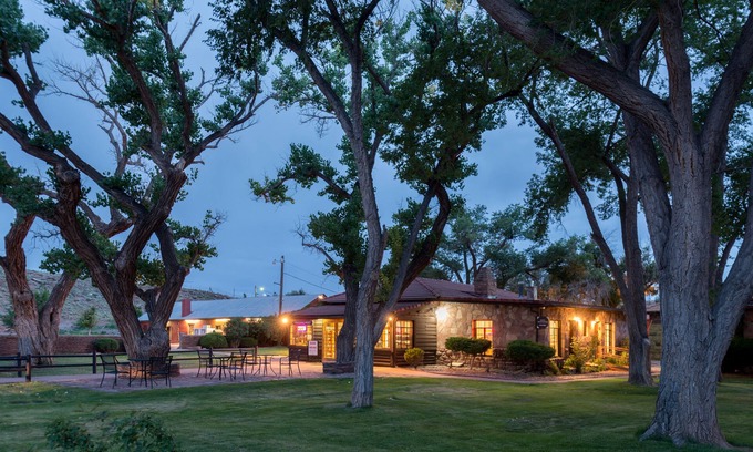 Chinle Hotel | Family-Friendly Thunderbird Lodge with Kitchen & Dining
