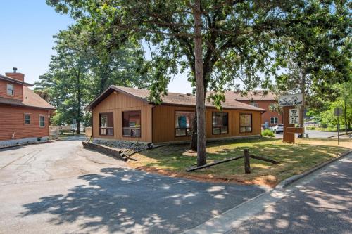 Lake Delton Apartment | Experience Thunderbird Resort Condo with Private Beach Access