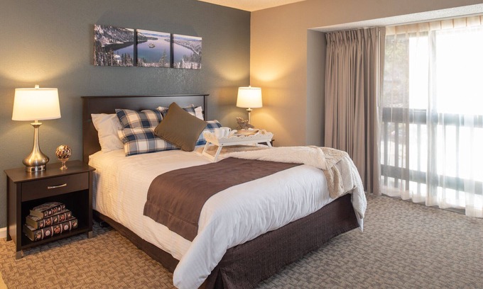 Sparks Resort | Inviting Thunderbird Resort with Pool and Spa Amenities