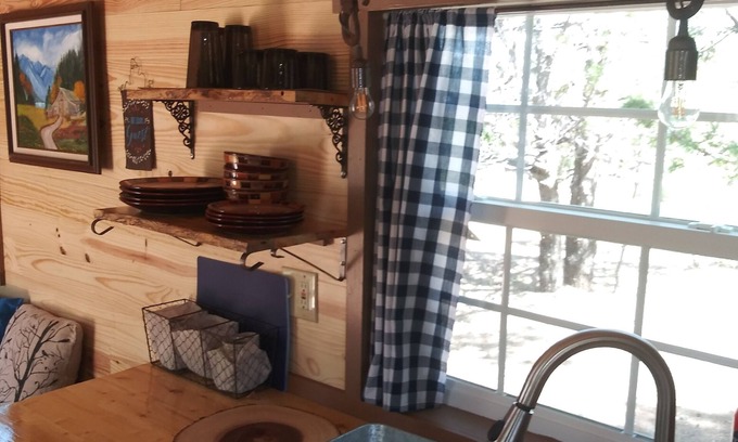 Mountainair Cabin | Cozy Thunderbird Tiny House: Pet-Friendly Stay with Breakfast