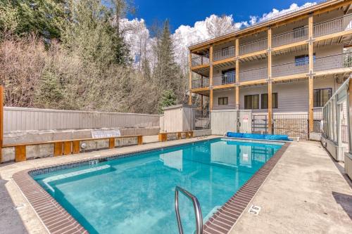 Government Camp House | Modern Thunderhead Lodge Condo 204 with Heated Pool & Games