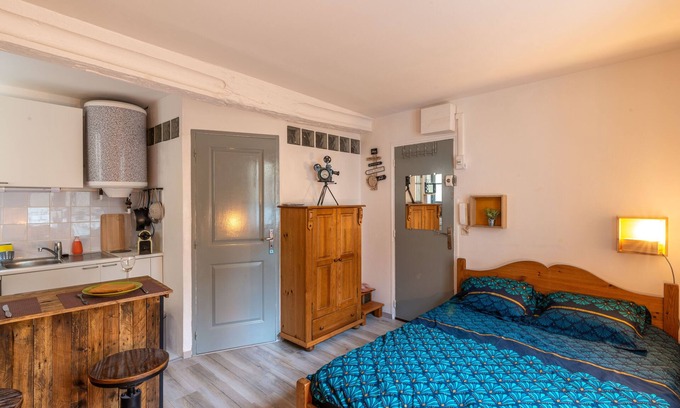 Chartres Apartment | Cozy Studio in Centre-ville with Spa and Breakfast Included