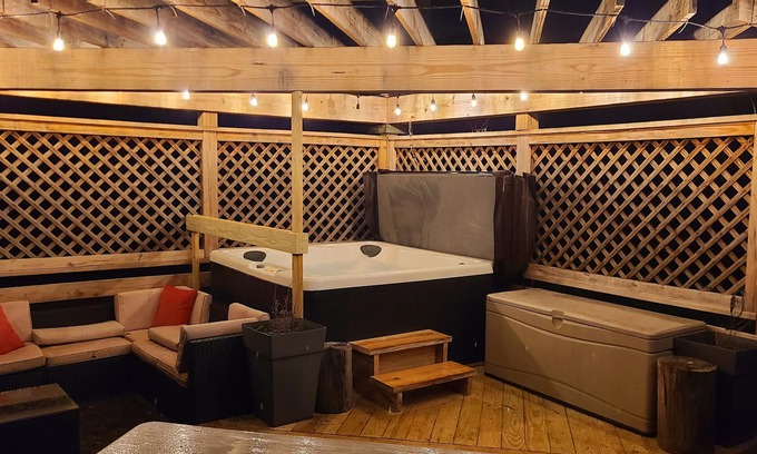 Hammondsport House | Tranquil Thyme Away: A Quiet Retreat with Spa & Hot Tub