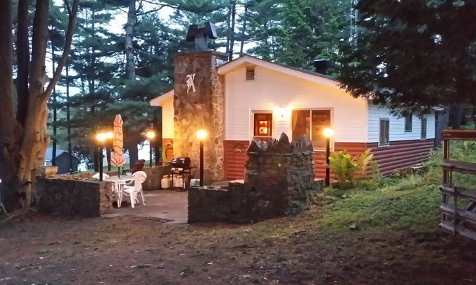 Rideau Lakes House | Ti-De Oaks- cozy cottage on Opinicon Lake on Rideau Canal