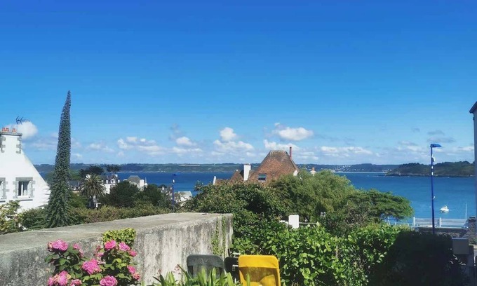Locquirec House | Cozy Ti Laouen: Ocean View Retreat Near the Port