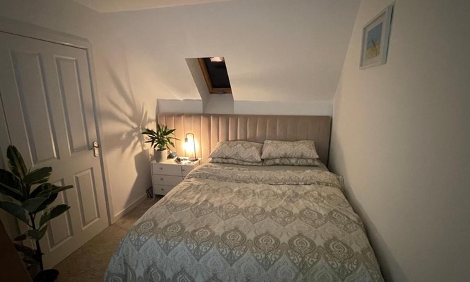 Old St Mellons House | Budget-Friendly Stay at Ti Place: Perfect for Families