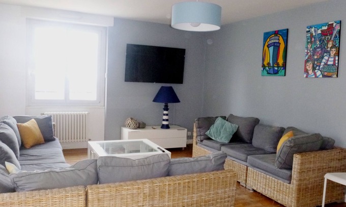 Groix House | Spacious Ti Post Gîte: Ideal for Groups with Ocean Views