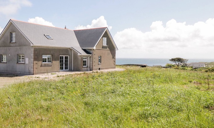 Wild Atlantic Way Cottage | Family-Friendly TÍ TOM NÁRTA with Ocean Views in Galway