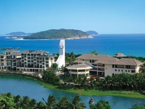 Jiyang Resort | Discover Tianhong Resort: Family-Friendly with Pool & Hot Tub