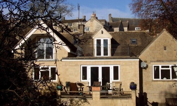 Painswick Bed & Breakfast | Relaxing Tibbiwell Lodge - B&B with Breakfast & Kids Welcome