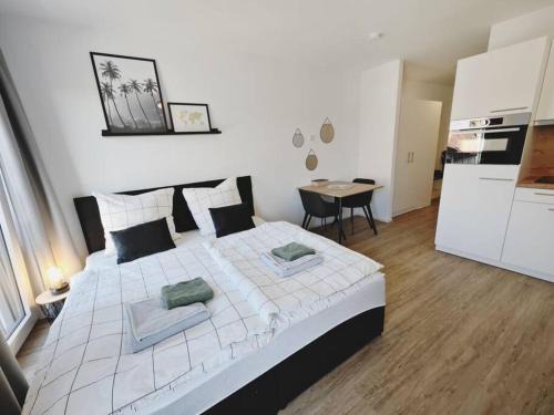 Metzingen Apartment | Stylish CASA PALMS with Smart TV & Elevator Access