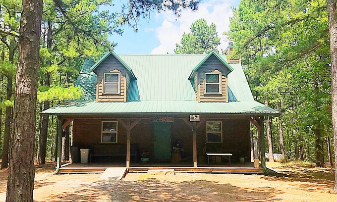 Heavener Cabin | Unforgettable Getaway to the Great Outdoors Awaiting You!