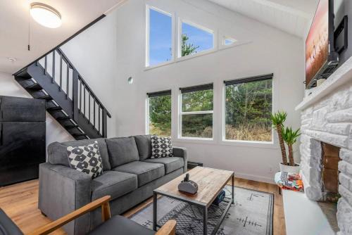 Ocean Shores Ski Chalet | Pet-Friendly Getaway at Tidal House #4 - Ocean Shores Chalet