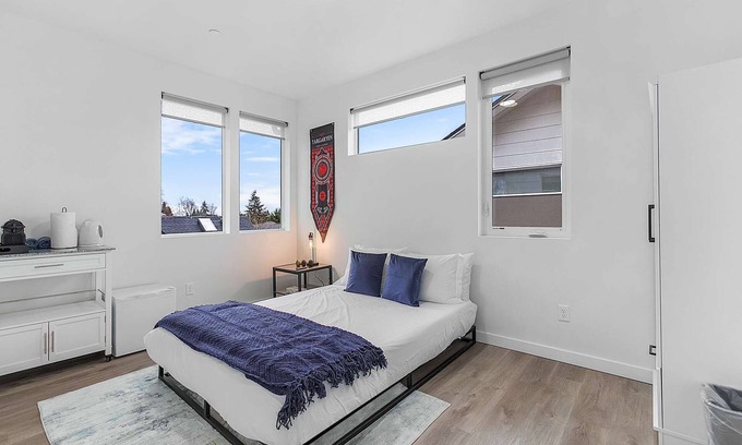Capitol Hill Apartment | Discover Seasmoke Suite: Pet-Friendly with Spa & Breakfast