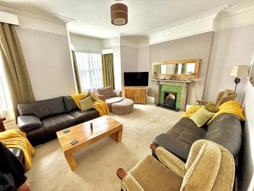 Muston House | Beachside Retreat at Tidesreach Filey - Sleeps 13, Pet Friendly