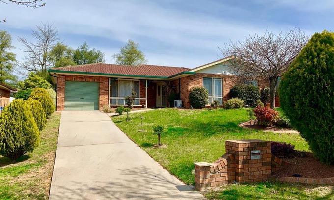 Bletchington House | Cozy Home in Leafy Suburb with Breakfast & Family-Friendly Amenities