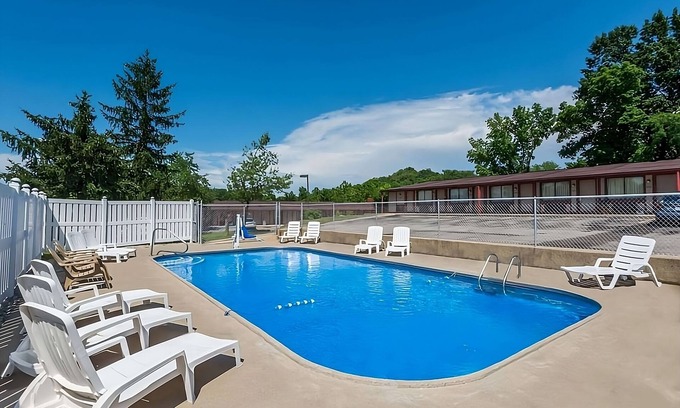 Summitt Hotel | Cozy Unit with Outdoor Pool, Free Parking & Pet-Friendly