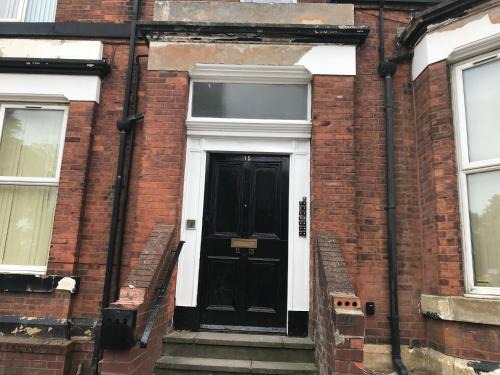 Chorlton-on-Medlock Apartment | Child-Friendly Escape at Tiffany’s Hotel - Great Value Stay