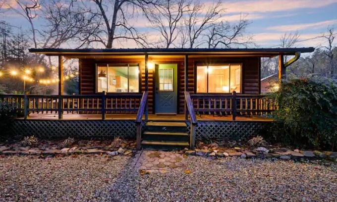 Broken Bow Cabin | Dreamy Couple's Cabin with Spa & Hot Tub Retreat