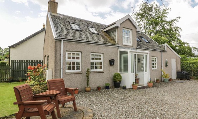 Gartocharn House | Discover Tigh Beag: 4-Star Retreat with a 9/10 Rating