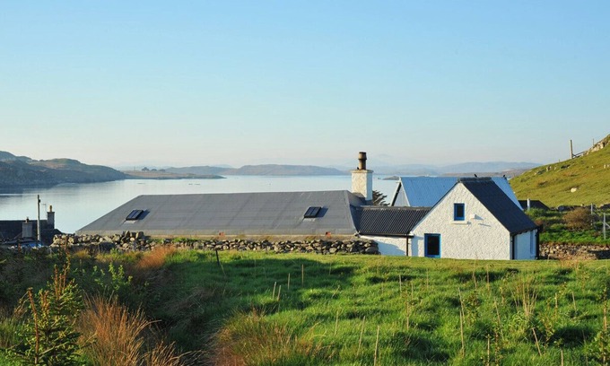 Isle of Lewis Cottage | Romantic Tigh Bhisa Blackhouse with Open Fire in Tolsta Chaolais