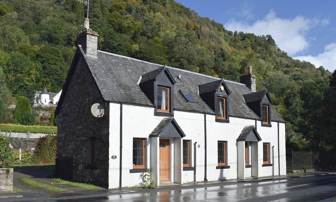 Weem Cottage | Inviting 2-Bedroom Getaway in Weem with Lake View