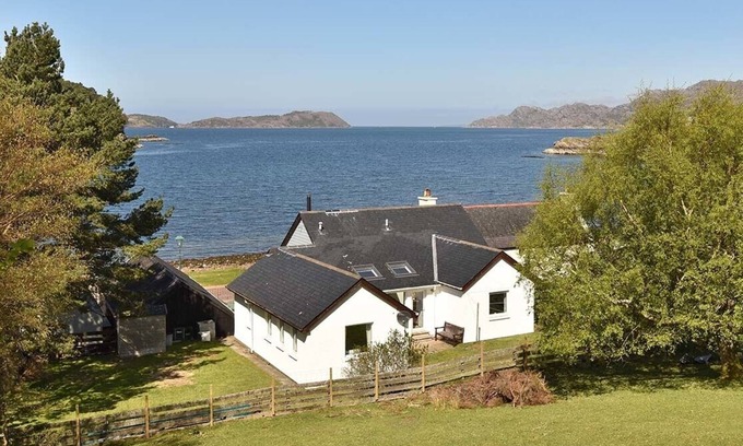 Strathcarron Cottage | Pet-Friendly Tigh en Leigh: Your Shieldaig Getaway Awaits